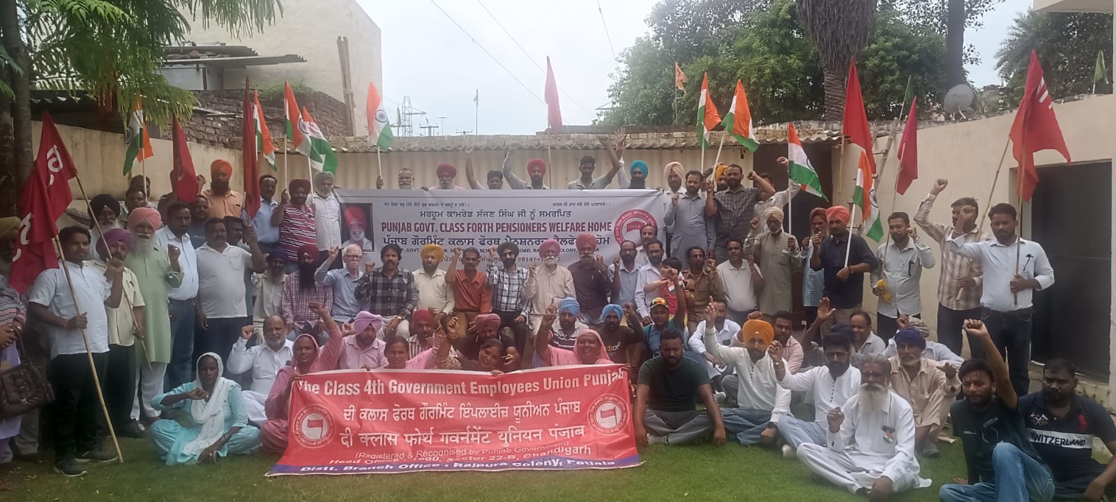 The Class Four Government Employees Union Punjab hoisted the national flag on Independence Day.